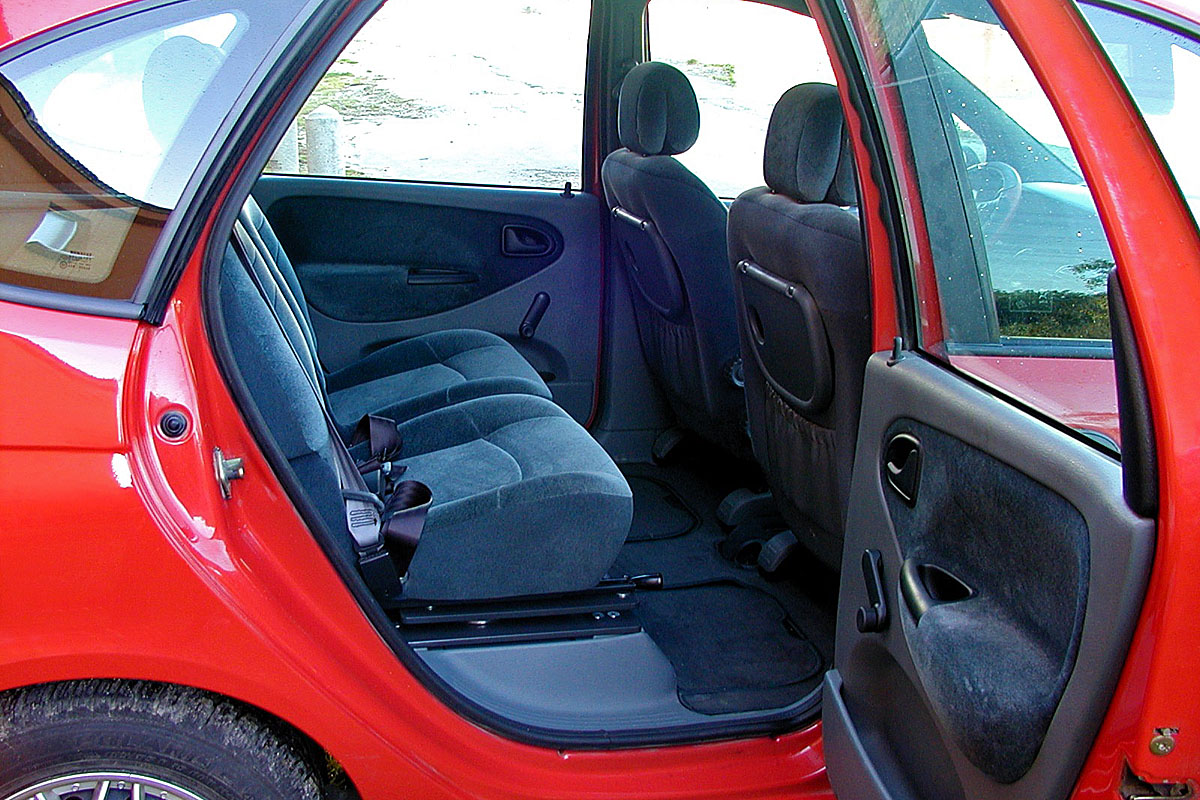 Mechanicky otočná a výsuvná sedačka ve voze RENAULT Scenic