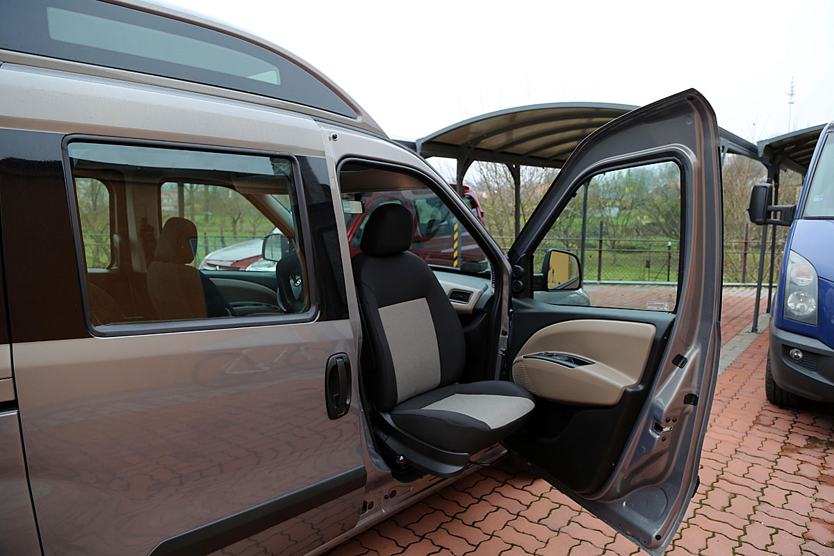 Mechanicky otočná a výsuvná sedačka ve voze OPEL Combo