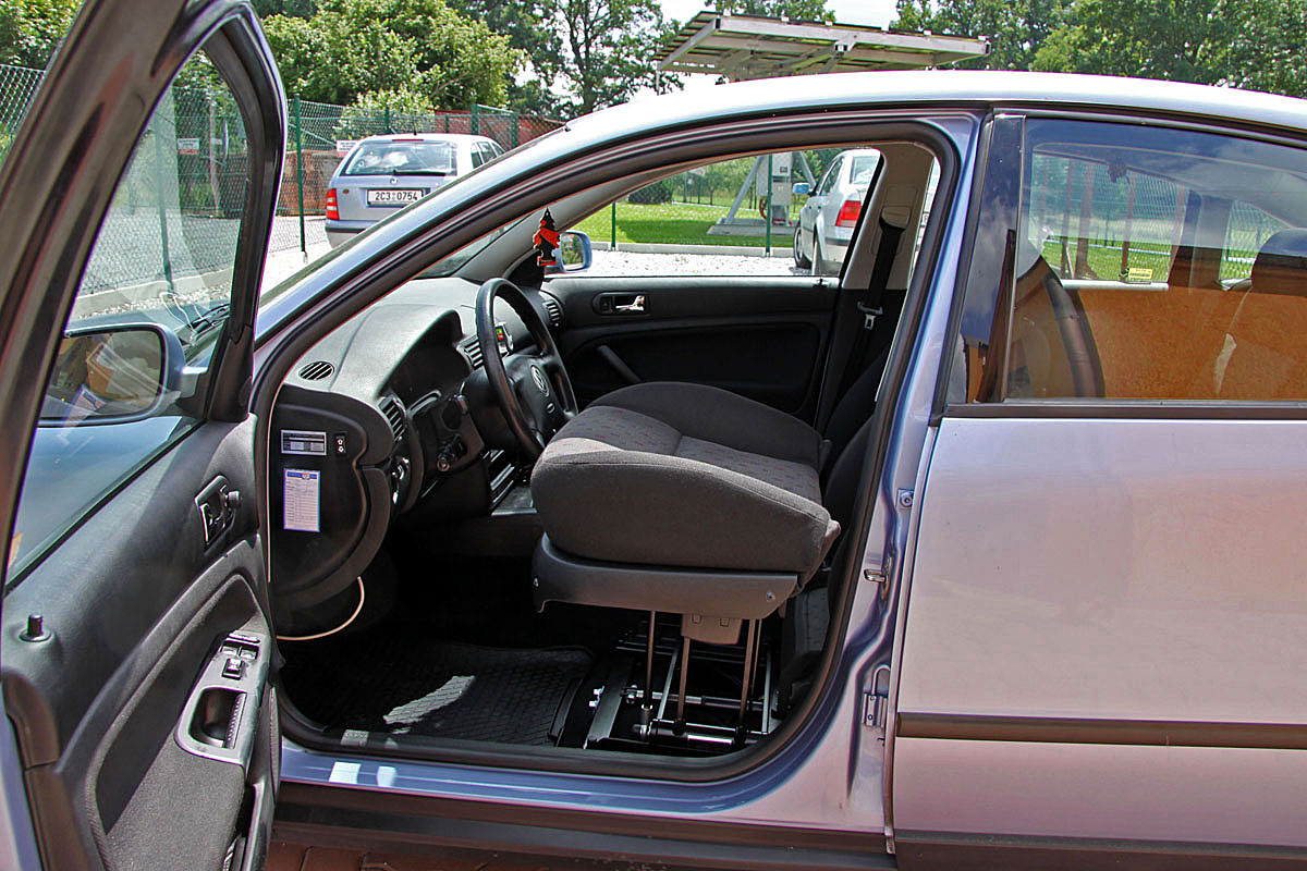 Elektricky zvedací sedadlo MYOPAT ve voze VW Passat