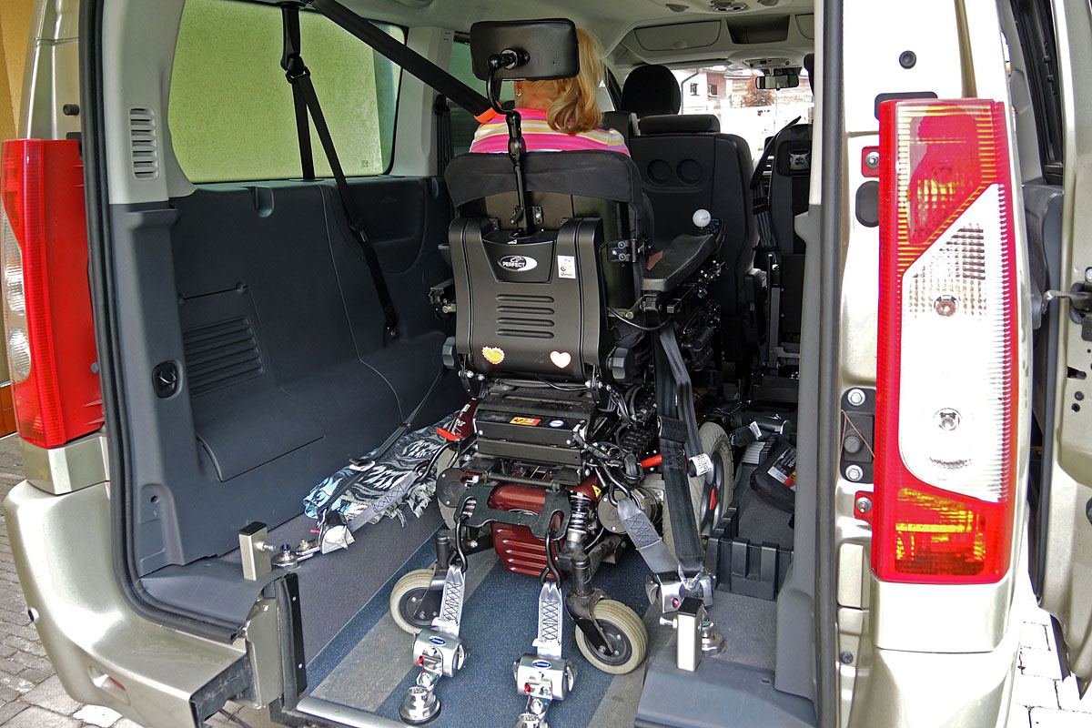 Kotvící zařízení invalidního vozíku – samonavíjecí